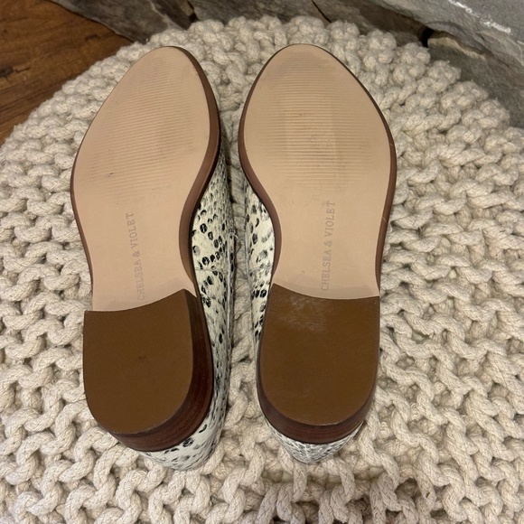 Chelsea & Violet Women's Leather Snakeskin Pattern Flats SZ 5.5 - Picture 9 of 9